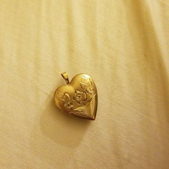 Jewelry - Gold locket
